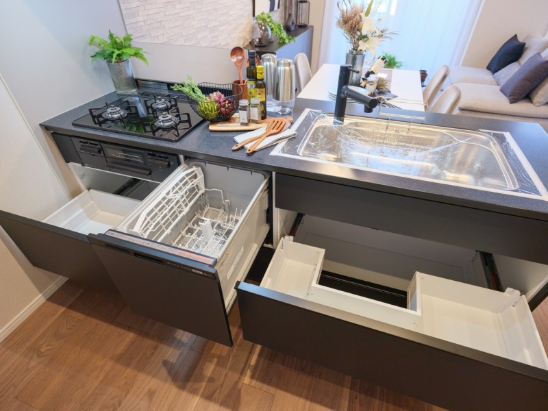 ◆食器洗浄乾燥機◆家事の時間を短縮できる優れもの。さらに節水・節約を同時に行うことができるので、大変人気があり重宝します。