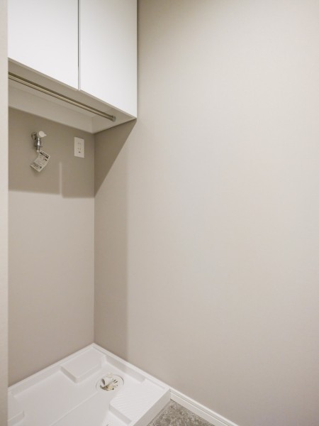 置場に困る洗濯用洗剤などを収納できる吊戸棚を造作しました。扉付きなので生活感を隠せるのも嬉しいポイント。新たにラックを設ける必要がなく、スタイリッシュな空間を維持できます。