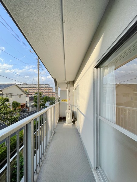 暮らしに大切な光と風を感じることができるバルコニーです。目の前に高い建物がないため、晴れた日にはしっかりと洗濯物を乾かせそうです。