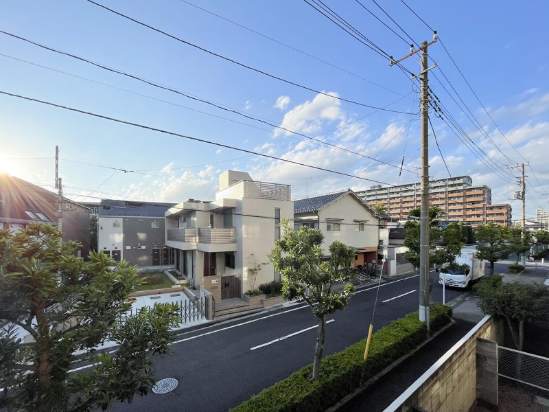 バルコニーからの眺望です。閑静な住宅街に広がる青空を眺めてほっと一息。リフレッシュスペースにもぴったりです。