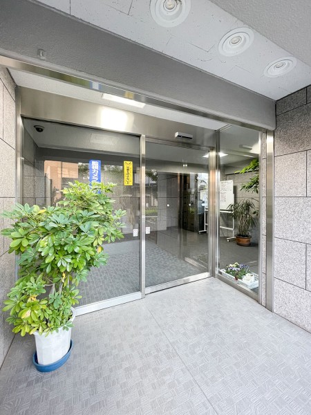 定期的なメンテナンスで綺麗に保たれたエントランスです。植栽にも手入れが行き届き、管理体制の良さが伺えます。