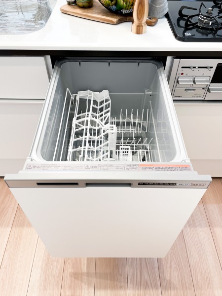 ◆食器洗浄乾燥機◆家事の時間を短縮できる優れもの。さらに節水・節約を同時に行うことができるので、大変人気があり重宝します。