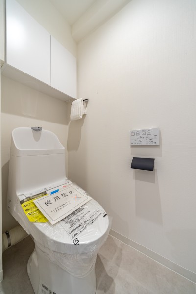 優れた節水効果や汚れが付きにくい便座など、ほしかった機能が揃ったウォシュレット一体型トイレです。上部には収納に便利な吊戸棚を備え付けました。