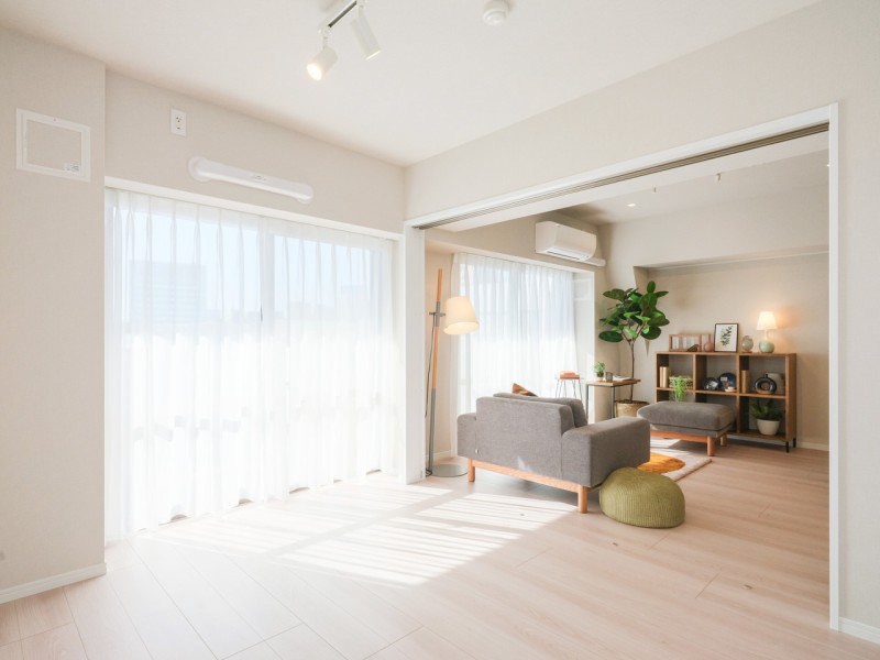 洋室2は大きな窓からめいっぱいの陽光が入り込む安らぎ溢れるお部屋です。間口の広いクローゼットを造作し、収納スペースをしっかりと確保しています。