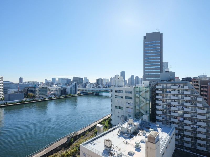 隅田川が一望できる住まい。凛とした空気が流れこみ、豊かな水を感じられる気持ち良い景色が広がります。遠くの天気もよく見え、開放感が溢れるひとときをお過ごしいただけます。