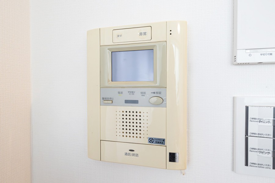 ◆TVモニター付インターホン◆訪ねてきた相手をモニター越しに確認でき、防犯対策に役立ちます。インターホン越しに話をすることが可能です。