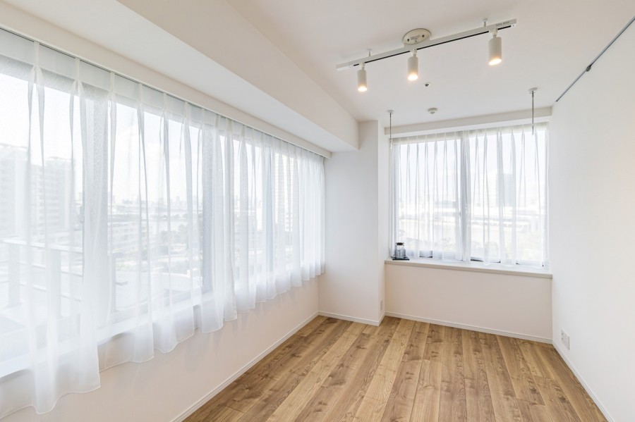 ウォークインクローゼット付きの洋室1です。二面採光で明るいお部屋は過ぎゆく時間をのびやかに感じ、プライべート時間を満喫できる空間です。