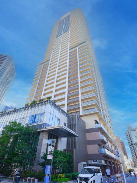 野村不動産旧分譲、総戸数450戸の地上45階建て大規模タワーマンションです。東急東横線『武蔵小杉』駅まで徒歩4分。周辺には多数の大型商業施設や病院などが揃い、駅近立地の利便性を享受する上質なプラウドタワーシリーズです。