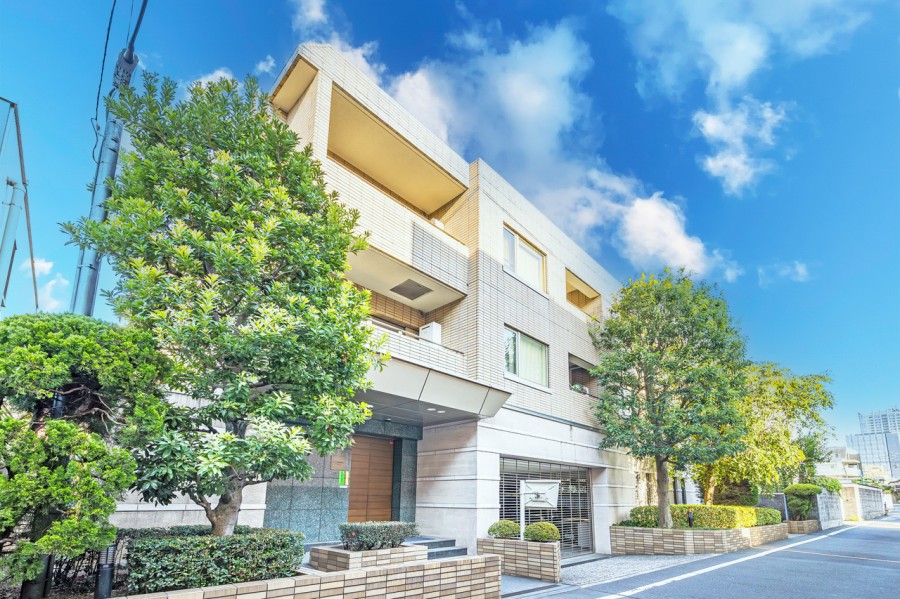 『品川』駅徒歩8分・羽田成田へもアクセス至便な立地。閑静な邸宅街に佇む管理体制良好なマンションです。セコム導入済・現在は共用部大規模修繕工事実施中です(令和5年12月末完了予定)