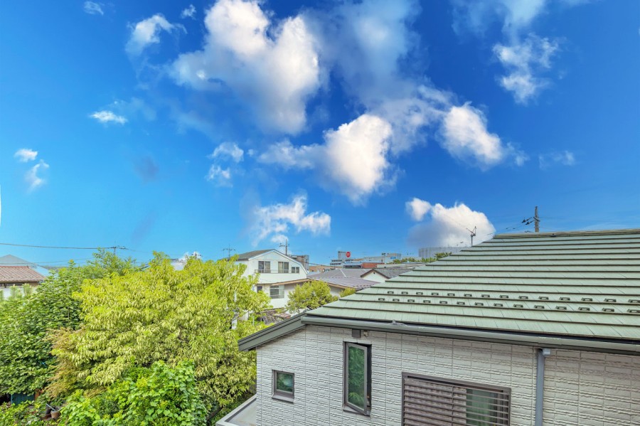 バルコニーからは青々とした空の下に佇む緑を望めます。のびやかに広がる空が日常になり、至福の時間に包まれる住まいです。