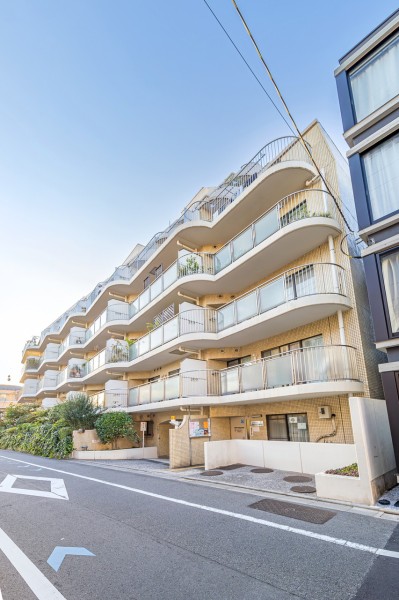 2路線4駅が利用可能！オートロック完備、閑静な住宅街に佇むアーチ型のバルコニーが印象的なマンションです。隣接する道路には街路樹が施され、緑豊かな住環境です。