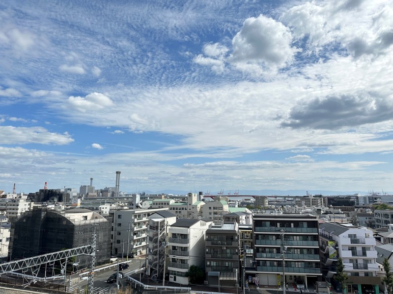 ６階部分、南東向きで前面を遮る建物もないので大きな空を遠くまで見渡すことができます。爽快な眺めとともに、伸びをして深呼吸をしたくなるような空間です。