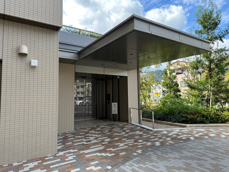 摩耶駅から1分の立地に建つ総戸数127戸のマンションです。ペット飼育可能ですので、大切な家族と暮らすことができます。マンションの横にはスーパーもあり、毎日の生活も便利にお過ごしいただけます。