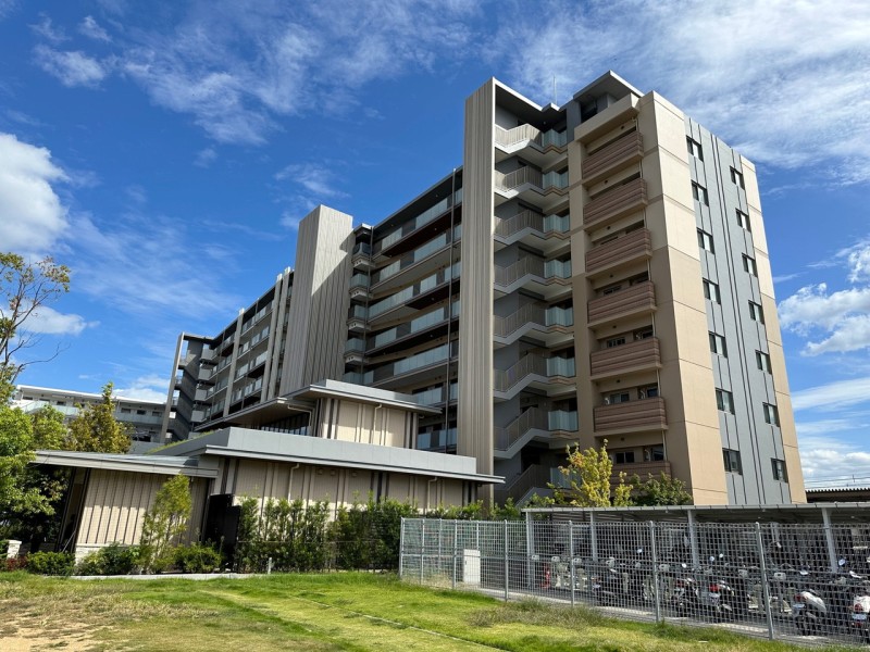 JR摩耶駅から1分の立地です。令和3年建築の三井不動産レジデンシャル旧分譲のマンションです。お部屋は6階部分、南東向きですので、陽当たり・通風良好です。
