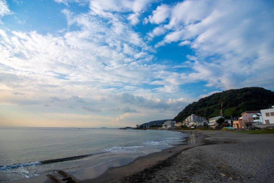 マンション前には穏やかな海が広がっています。