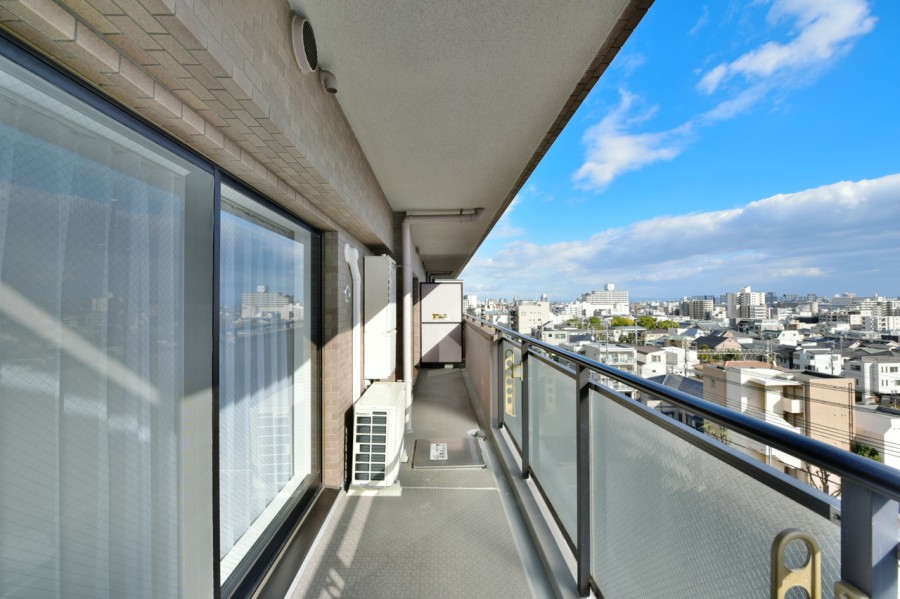 南東向きのゆったりとしたバルコニーで、お部屋の中に明るい自然光と爽やかな風を運びます。お洗濯物もとても気持ちよく乾きそうです。