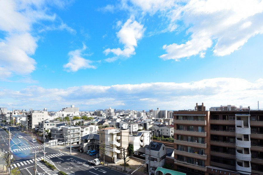 最上階のお部屋で、前面を遮る建物はありません。時間と共に変化していく綺麗な空を眺めながら、伸びをしたくなるような開けた眺望が広がります。