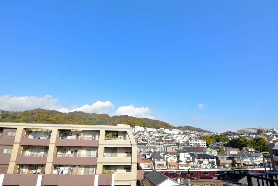 バルコニーからは六甲山系の山を臨む眺望があります。季節の移り変わりや、時間の移り変わりを贅沢に味わえる空間です。自然を感じながらホッと一息つきたくなるような場所です。