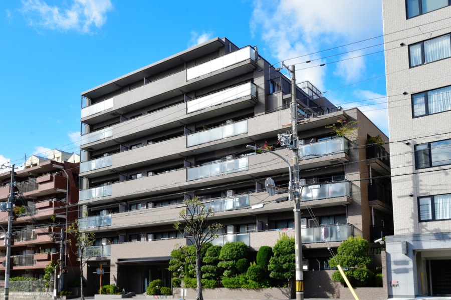 甲南山手駅から6分の静かな住宅地です。海と山の距離が近く、どちらの魅力も味わえる街並みです。近隣には大学や教育機関がたくさんあり、落ち着いた住環境なので子育て世代の方にもおすすめの環境です。