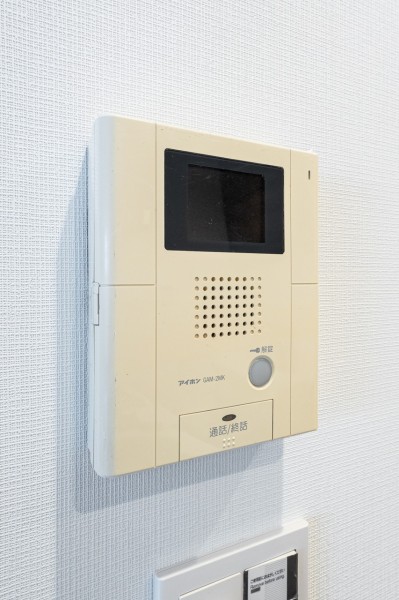 ◆TVモニター付インターホン◆訪ねてきた相手をモニター越しに確認でき、防犯対策に役立ちます。インターホン越しに話をすることが可能です。