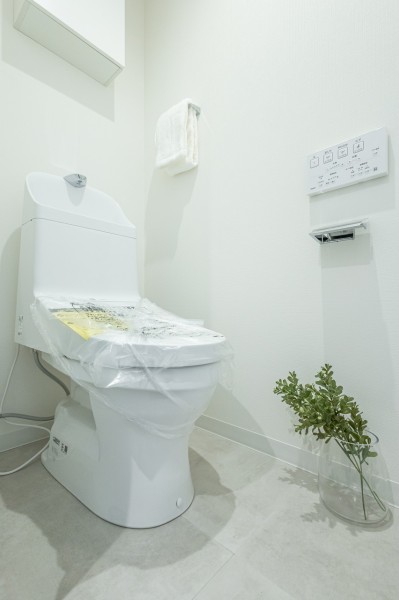 優れた節水効果や汚れが付きにくい便座など、ほしかった機能が揃ったウォシュレット一体型トイレです。トイレットペーパーなどの収納に便利な吊戸棚を備え付けました。