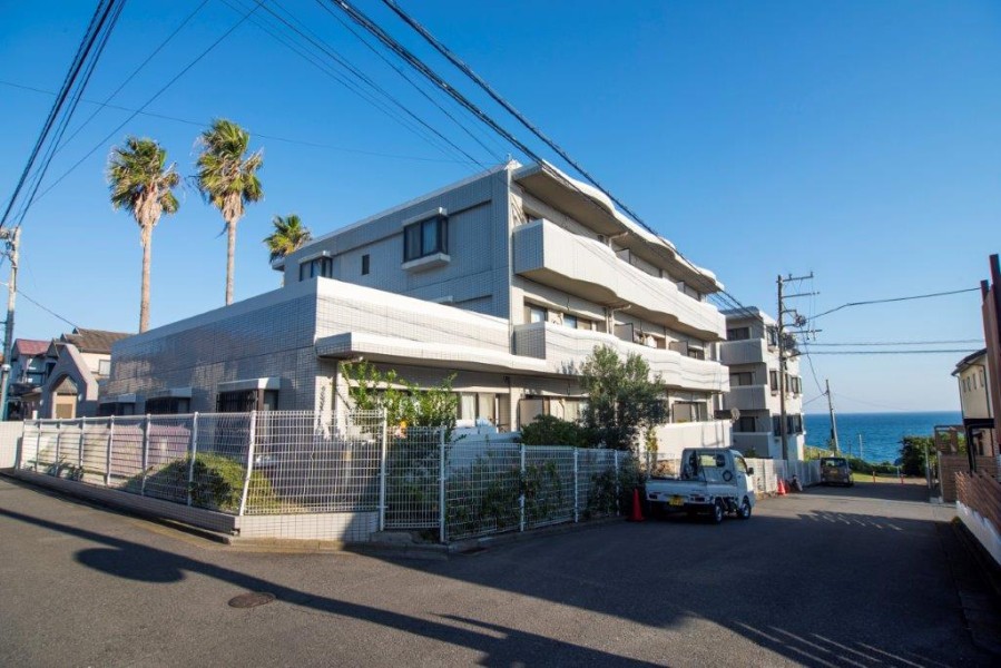 戸建て住宅が立ち並ぶ住宅街一角にある低層マンションです。目の前には青い海が広がり、旧吉田邸や三井財閥別邸跡など歴史的建造物がある地域です。