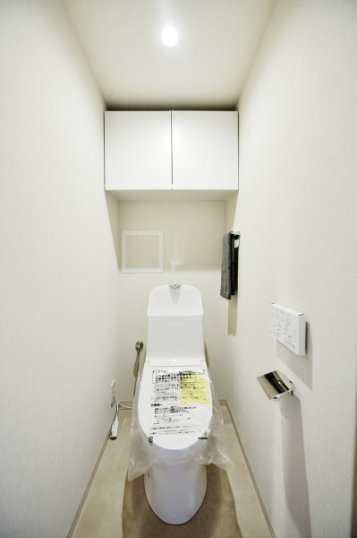 TOTO製ウォシュレット一体型トイレ新規交換済みです。お手入れ楽々な機能が多数搭載されており、お掃除も楽で清潔に保てます。吊戸棚も完備で、小物や洗剤類などの収納にも便利です。