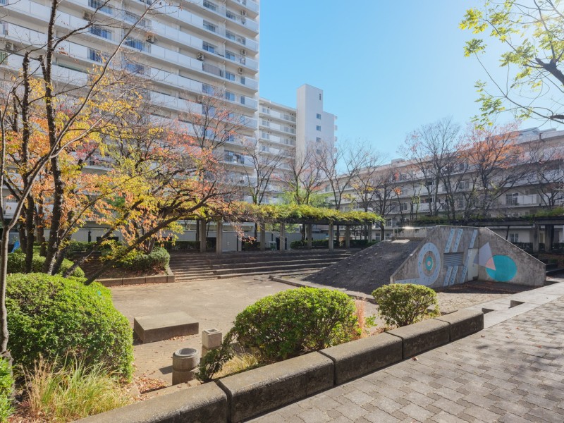 マンション敷地内には公園があります。小さいお子様ものびのびと楽しめる快適な環境が整っています♪自然も豊かで四季の移ろいを感じることができます。