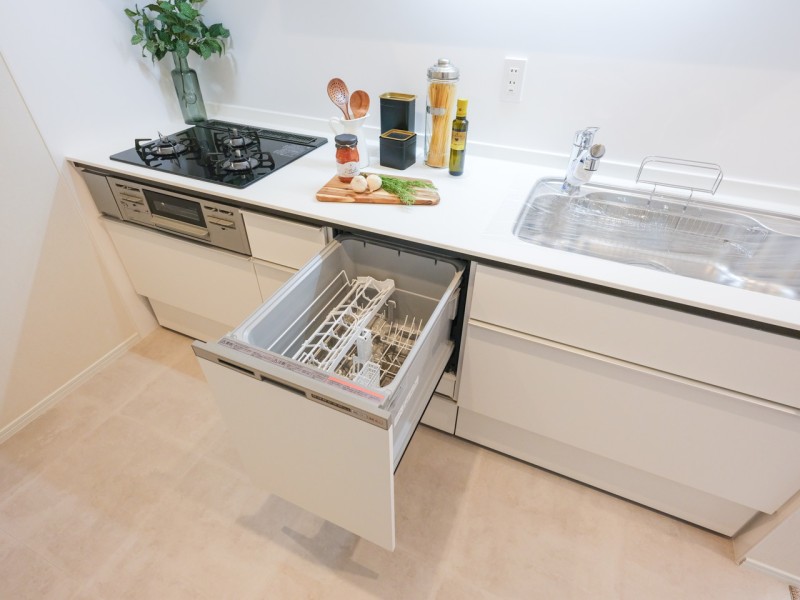 ◆食器洗浄乾燥機◆家事の時間を短縮できる優れもの。さらに節水・節約を同時に行うことができるので、大変人気があり重宝します。