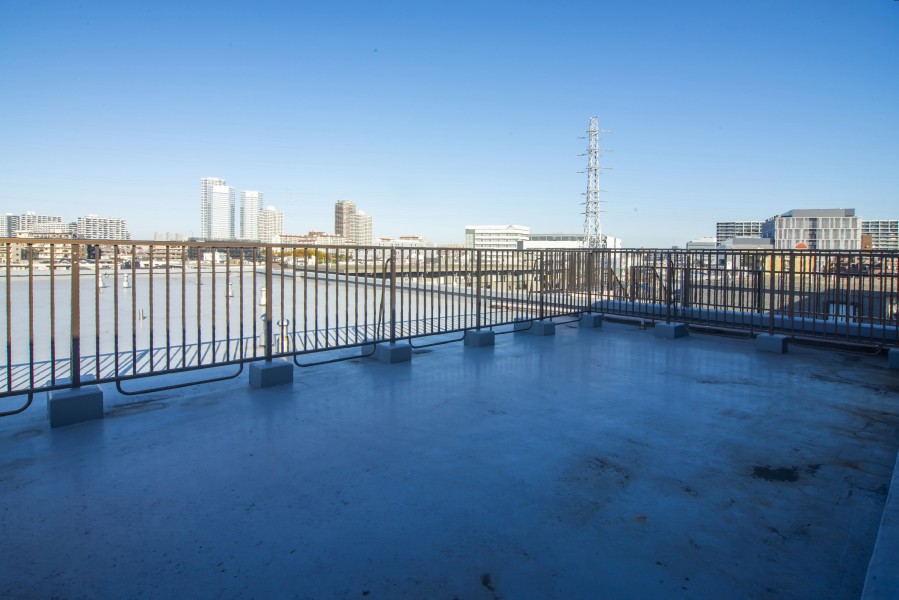 ルーフバルコニーは約38.70m²の広さがあります。暮らしの中で大切な光と風を演出してくれる居心地の良い空間です。