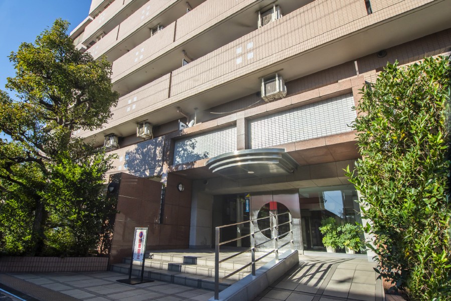 エントランスの外まで管理が行き届いた綺麗なマンションです。スロープがあるので車いすの方やスーツケースがあるとき等、安心してお住まいいただけます。