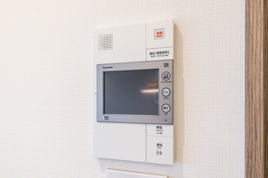 ◆TVモニター付インターホン◆訪ねてきた相手をモニター越しに確認でき、防犯対策に役立ちます。インターホン越しに話をすることが可能です。