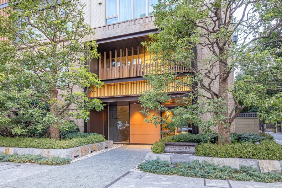 三井不動産レジデンシャルの高級マンションシリーズ「パークコート」。三番町という立地もあり、ハイグレードな存在感を感じさせる住まいです。