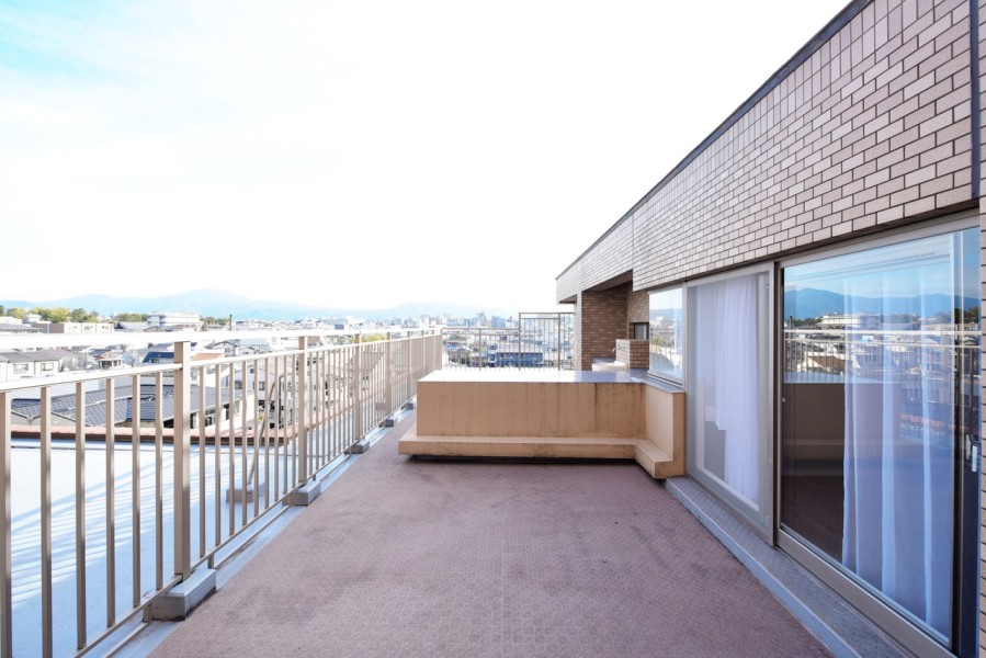 約31.2m²の広々としたルーフバルコニーがあり、お部屋の中に爽やかな風と光と運びます。東山連峰を望む眺望があり、五山の送り火（大文字）も鑑賞可能です。