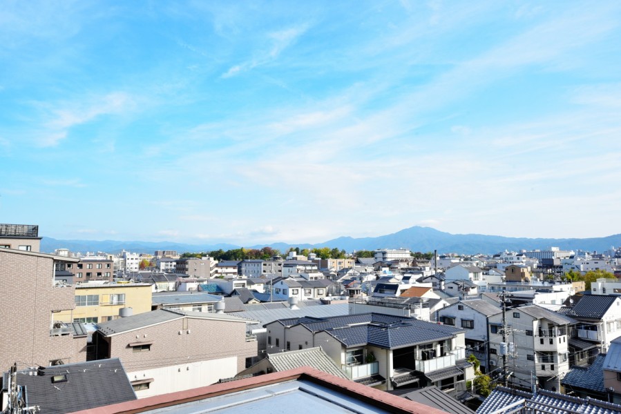 前面を遮る建物もなく、爽快な眺望が広がります。東山連峰を望む眺望があり、五山の送り火（大文字）鑑賞可能です。両面バルコニーにアルコーブもあり、開放感にあふれています。
