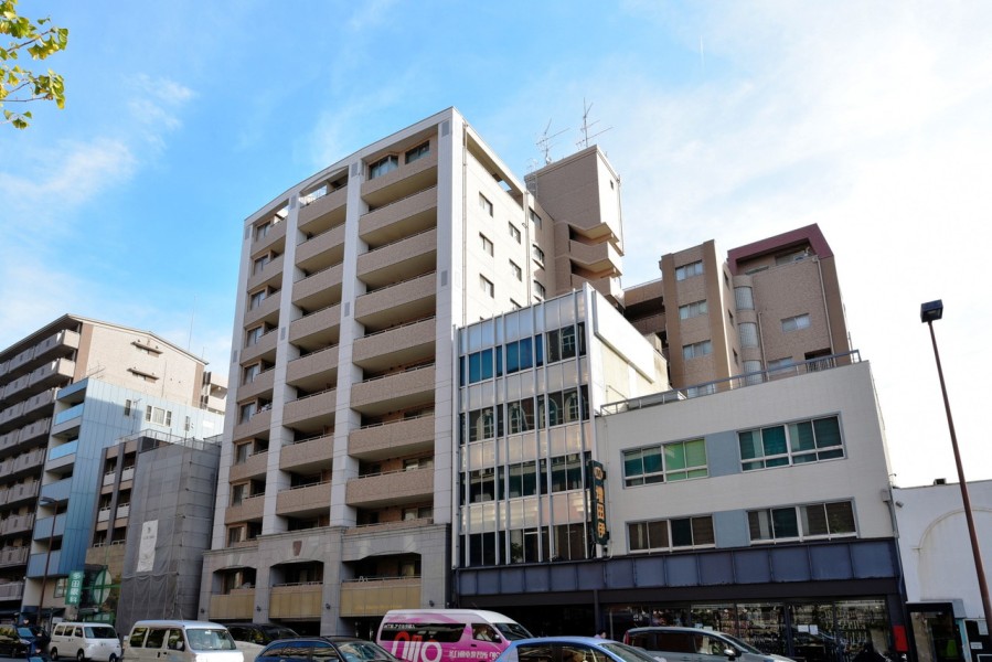 JR山陰線・地下鉄二条駅から徒歩4分の好立地です。近隣にはスーパーや飲食店なども充実しており、便利な住環境です。バス停も近くにありますので、市内の移動もしやすい立地です。