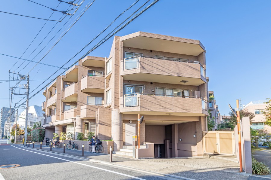 現在、共用部大規模修繕工事実施中の管理体制良好なマンションです。物件周辺にスーパーやコンビニなどの買物施設や飲食店、駅前には病院などが揃った暮らしやすい住環境です。ペット飼育可(規約有)