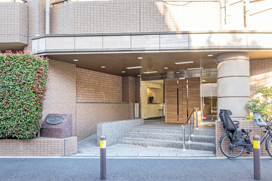 きれいに手入れが行き届いたエントランスです。スロープ付きでベビーカーなどの移動にも安心の設計。忙しない都心で躍動し帰るあなたのほっとする住まいになりそうです。