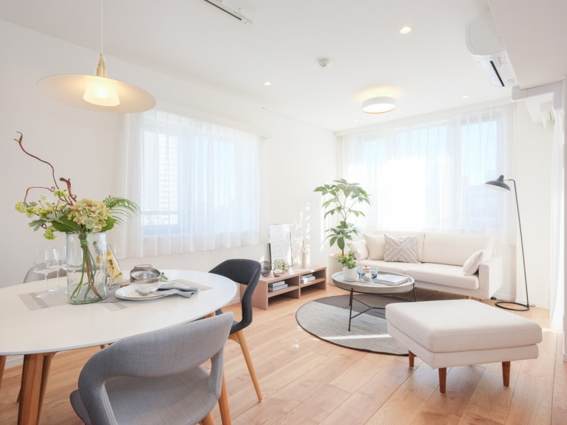 リュクスな暮らしが叶うリビングは木の温もりと上質感を味わえるお部屋です。角部屋ならではの三面採光で、めいっぱいの光を採り込む安らぎの空間です。
