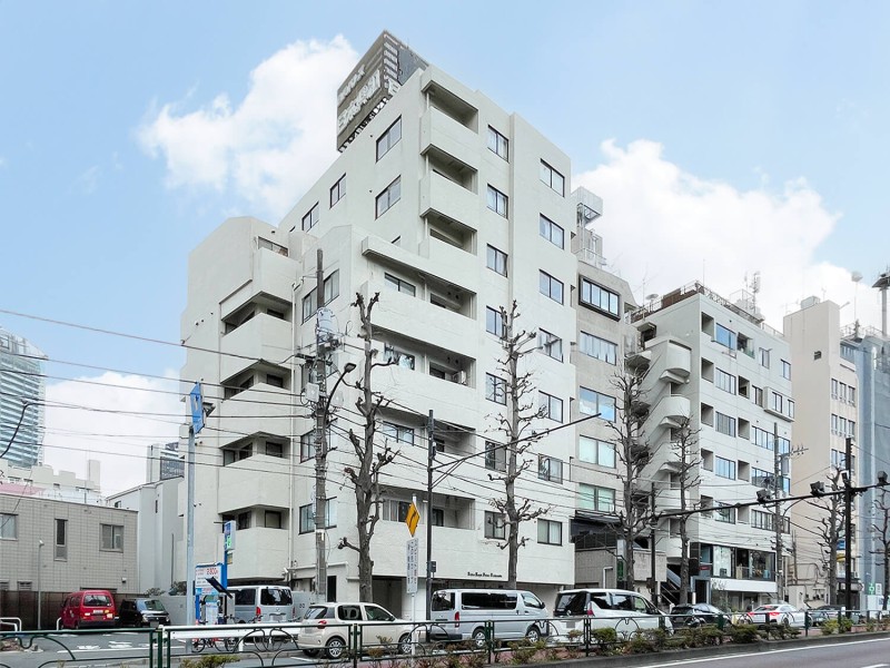 複数路線が利用可能な港区西麻布アドレス。都心アクセス良好で表参道や六本木が生活圏です。オートロック・宅配ボックス完備・事務所利用可(規約有)