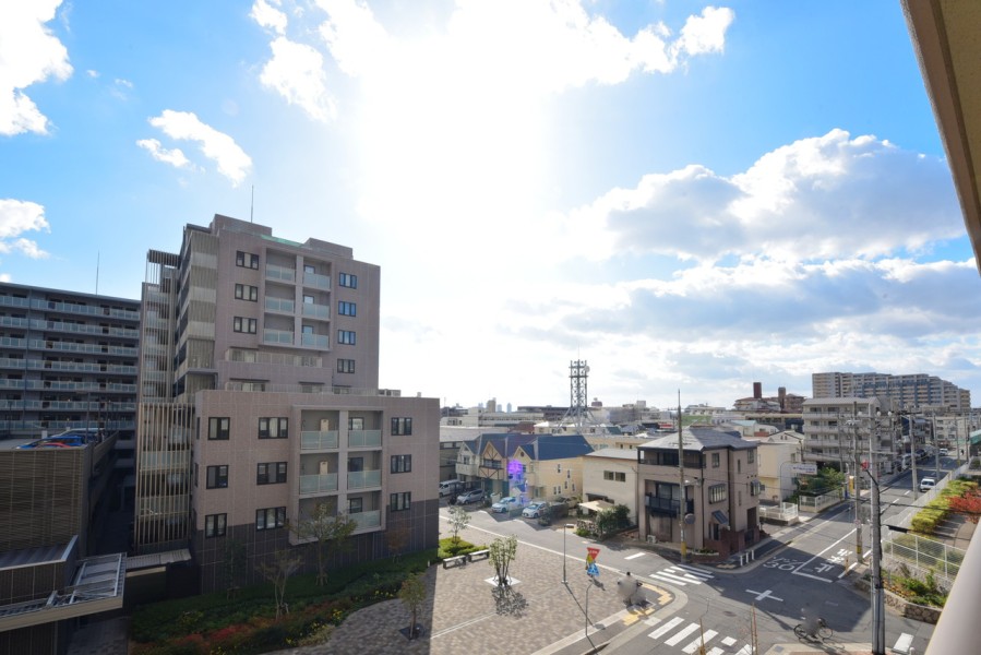 区画の整った綺麗な街並みと大きな空を眺めることができます。前面の建物との距離も離れていますので、お部屋の中に優しい光を取り入れます。