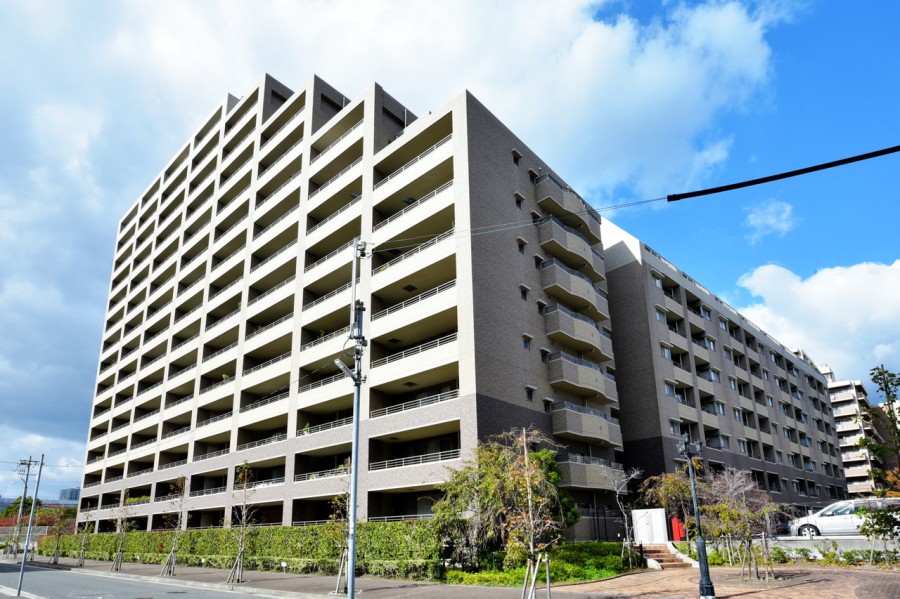 JR摂津本山駅から9分、阪神青木駅から6分で2沿線利用出来ます。西隣は小寄公園で、蒸気機関車などが展示されていたりジョギングコースがあったりと大人から子供まで楽しめます。