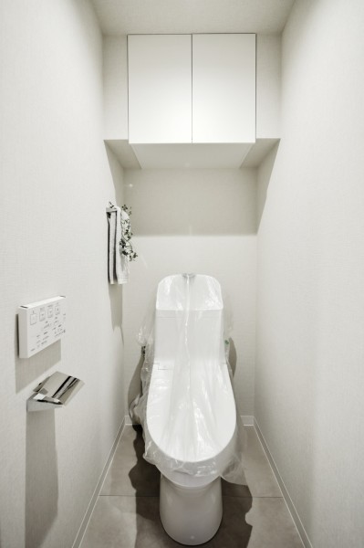 TOTO製ウォシュレット一体型のトイレ新規交換済みです。毎日のお手入れが楽になる工夫や機能が多数搭載され、いつも清潔に保てます。吊戸棚もあり、小物類の収納にも便利です。