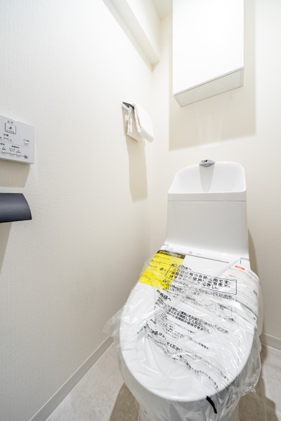 優れた節水効果や汚れが付きにくい便座など、ほしかった機能が揃ったウォシュレット一体型トイレです。収納に便利な吊戸棚を備え付けています。