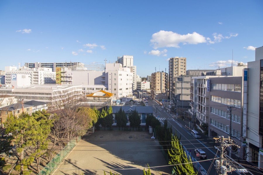 前面を遮る建物もなく、スッキリとした大きな青い空が広がります。だんだんと変わっていく空の色を愉しみリフレッシュするのも良さそうです。