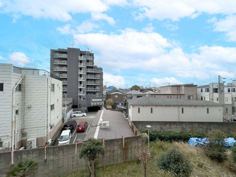 青々とした開けた空を見渡せる開放的な眺望です。だんだんと変わっていく空の色を愉しみリフレッシュするのも良さそうです。