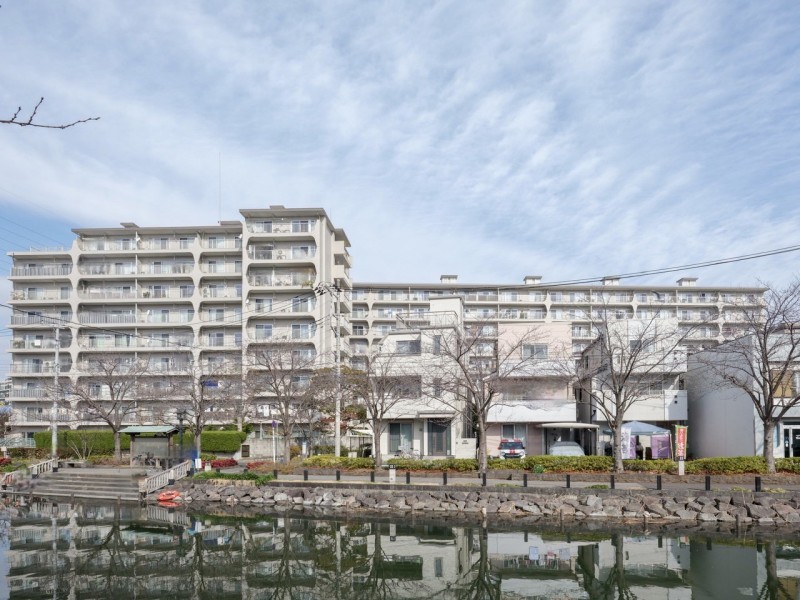 清らかな新川を目前に佇む、総戸数131戸の大規模マンションです。春には圧巻の桜を楽しめる「新川千本桜」もほど近く、休日のお散歩コースも充実♪スーパーやコンビニが揃い、バス停からのアクセスも便利です。