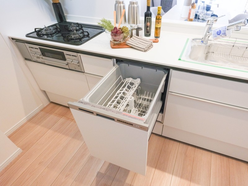 ◆食器洗浄乾燥機◆家事の時間を短縮できる優れもの。さらに節水・節約を同時に行うことができるので、大変人気があり重宝します。