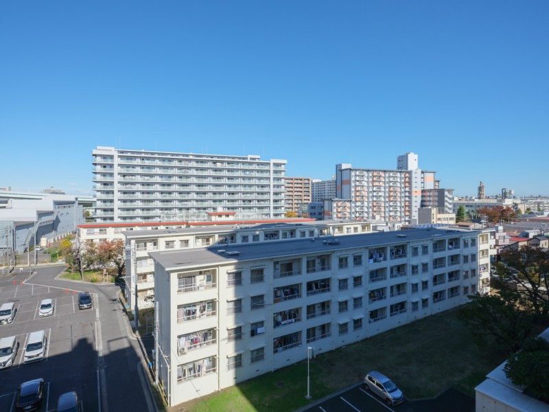洋室1に面するバルコニーからの眺望です。広がる青空を望む、リフレッシュにもぴったりな景色です。