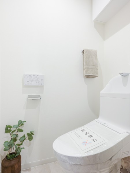 優れた節水効果や汚れが付きにくい便座など、ほしかった機能が揃ったウォシュレット一体型トイレです。上部には吊戸棚を備え付けました。